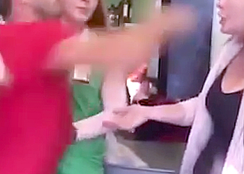 В Сочи засняли на видео, как сотрудник магазина «Пятерочка» ударил девушку кулаком в лицо