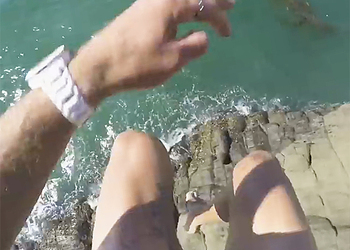 Видеоблогер чудом выжил, не глядя прыгнув со скалы