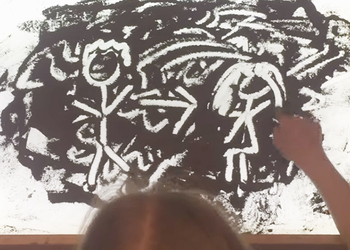 Школьница записала видео о войне, где она рисует прахом мертвого прадедушки