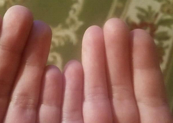 Фотография пальцев школьника поставила пользователей сети в тупик