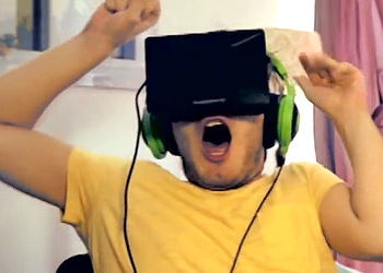 На фото PewDiePie во время игры в ужастик на Oculus Rift
