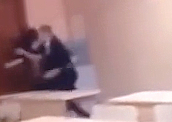 На видео засняли иркутского школьника, избивающего одноклассницу руками и ногами