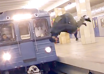 В сети появилось видео с сальто перед поездом московского метро