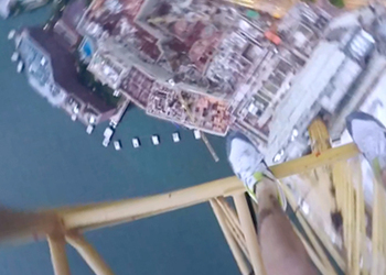 Русские экстремалы взорвали интернет новым шокирующим роликом покорения 256 метрового небоскреба в Гонконге