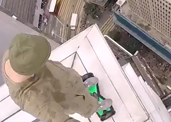 Россиянин испытал гироскутер на самом краю небоскреба в новом видео