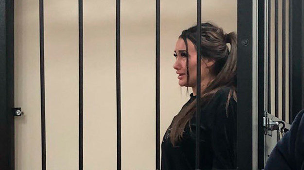 seks-vecherinki-baba-v-kostyume-politseyskogo-daet-potrogat-svoi-siski