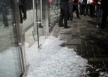 Фотография магазина Apple после инцидента