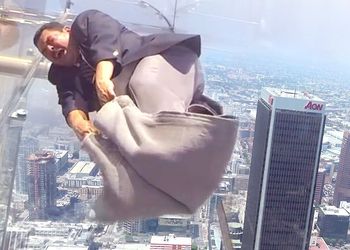 На видео засняли, как люди боятся кататься со стеклянной горки на высоте 300 метров