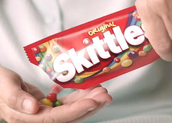 Кадр из рекламы Skittles