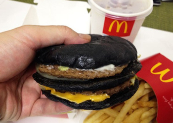 На фото черный гамбургер в Макдоналдс