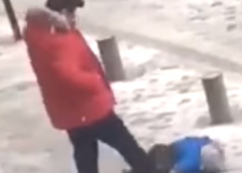 На видео засняли, как отец пнул ногой упавшего на улице ребенка