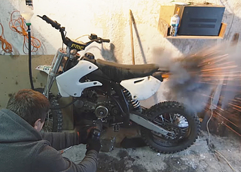 Россиянин завел мотоцикл на растворителе, керосине и других жидкостях