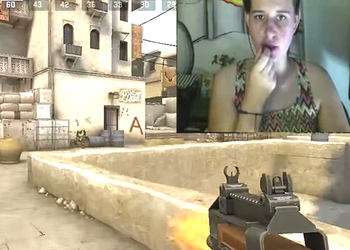 Француженка играет в Counter-Strike: Global Offensive с помощью губной помады