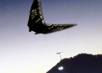Видео полета гигантского инопланетного корабля в небе над США взорвало интернет