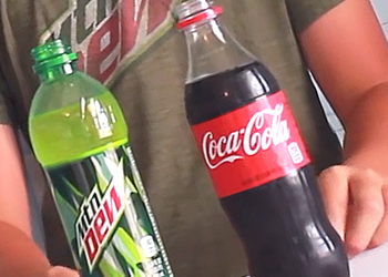 Блогеры три недели выдерживали зубы в Coca-Cola и Mountain Dew