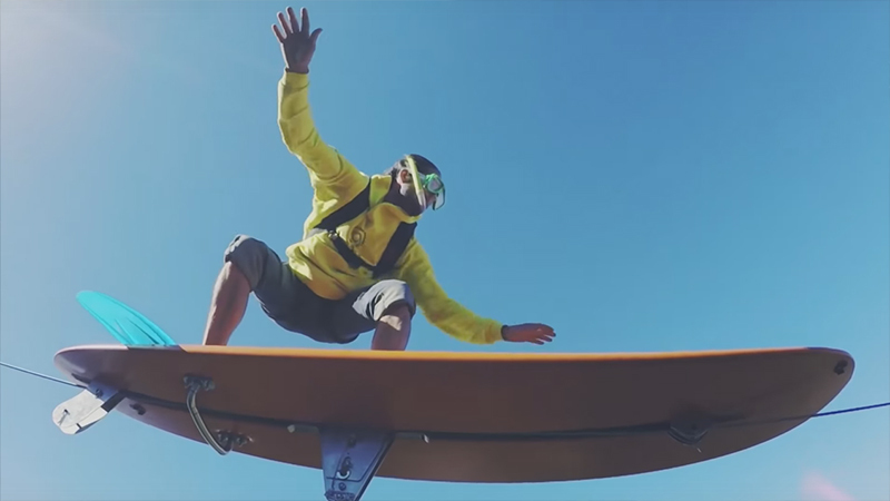 Летающих на высоте 600 метров серфингистов засняли на видео