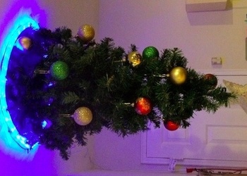 Фотография новогодней елки в стиле Portal