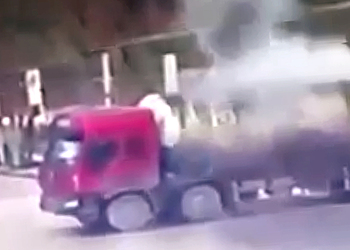 На видео засняли, как водитель грузовика взлетел на воздух, открыв люк