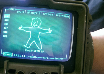 Фанат Fallout 4 собственными руками создал реплику Pip-Boy, которому не нужен смартфон