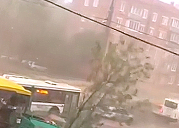 Мощнейший ураган в Москве, от которого погибли десятки человек, засняли на фото и видео