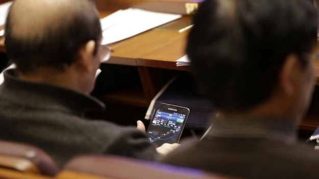 Китайских политических деятелей, играющих в процессе заседаний на собственных мобильных, грозили сократить
