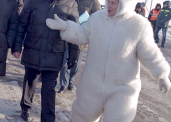 Депутат Госдумы в Тюмени появилась на открытии дороги в костюме белого медведя