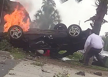Прохожий спас водителя из горящей машины, записав свой подвиг на видео