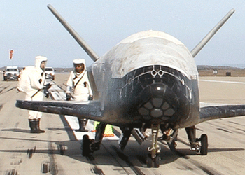 Cекретный военный космический истребитель X-37B вернулся из космоса через два года