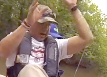 Видео с рыбаком, случайно поймавшим гигантского аллигатора, взорвало интернет