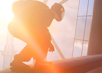 В Hitman 3 показали проникновение в небоскреб в стиле «Миссия невыполнима»