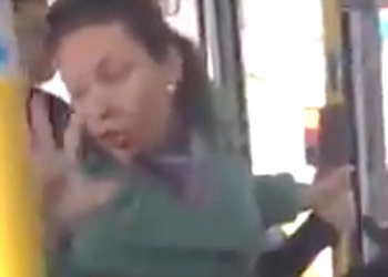 Видео с дебоширкой, обматерившей контролера и плюнувшей в пассажирку автобуса, взорвало интернет