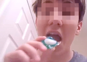 На видео показали смертельные последствия поедания школьником капсул со стиральным гелем