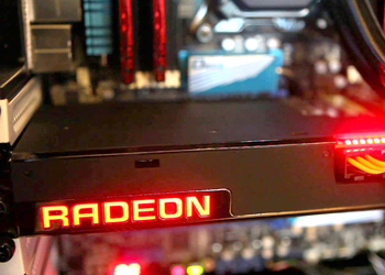 На фото AMD Radeon Fury X