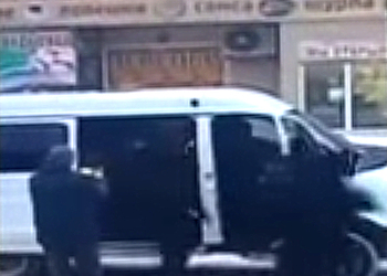 На видео засняли побег жителя Ханты-Мансийска от десяти спецназовцев через окошко магазина