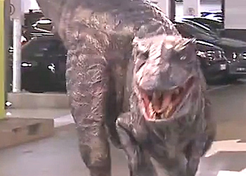 Видео с появлением реального динозавра на парковке взорвало интернет