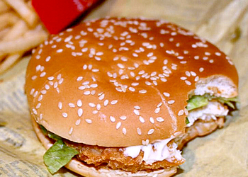 Видео с изнасилованием бургера из McDonald's взорвало интернет