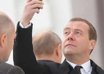 Дмитрий Медведев c iPhone X