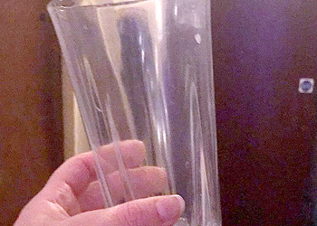 Немытый стакан Джастина Бибера продают за 5 миллионов рублей