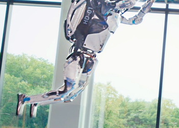 Человекоподобные роботы Boston Dynamics показали паркур, который не могут люди