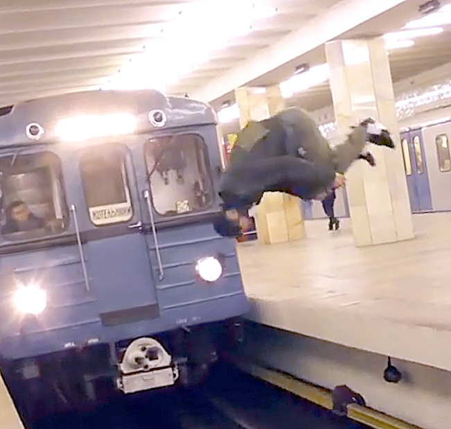Столкновение поездов в московском метро попало на видео - beton-krasnodaru.ru | Новости