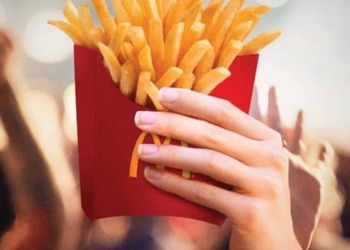 Сотрудники «Макдоналдс» раскрыли, как обманывают клиентов и как получить свежую еду