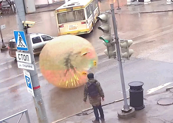Видео с парнем в надувном шаре на улицах Перми поставило зрителей в тупик