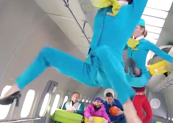 Стюардесс S7 Airlines запустили в невесомость в новом видео группы OK Go