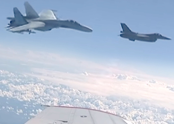 На видео засняли, как Су-27 пытался отогнать истребитель НАТО от самолета министра обороны РФ