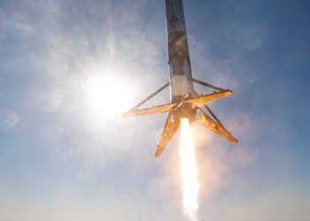 Компания SpaceX Элона Маска посадила ступень ракеты на плавучую платформу