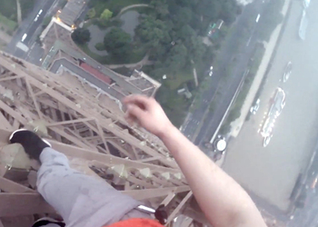 Видео от первого лица, в котором безумные россияне без страховки забрались на Эйфелеву башню, взорвало интернет