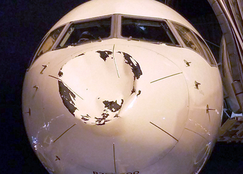 Пассажиров самолета ужаснула гигантская вмятина от столкновения с чем-то в воздухе