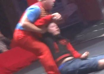 На видео засняли, как клоун прибил посетителя цирка