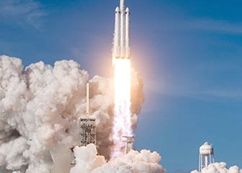 Илон Маск запустил сверхтяжелую ракету Falcon Heavy с автомобилем Tesla к орбите Марса