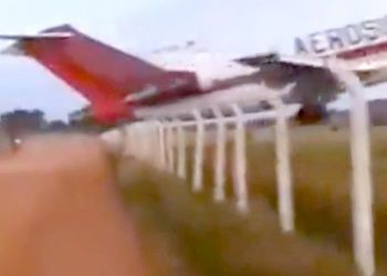 На видео засняли крушение самолета Boeing 727 сразу после взлета